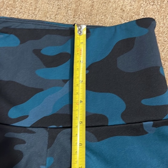 Onzie Camo Biker Shorts - Picture 4 of 5
